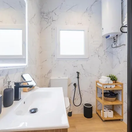 Fully Renovated In The Heart Of Fuengirola, 2 Min Walk To The شقة *